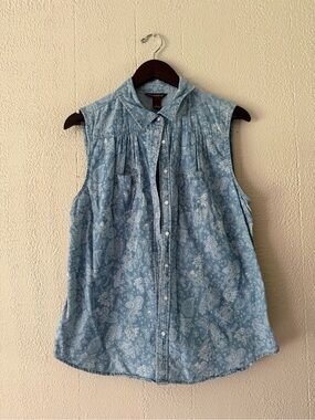 Bit & Bridle Light Blue Paisley Sleeveless Button Front Tank